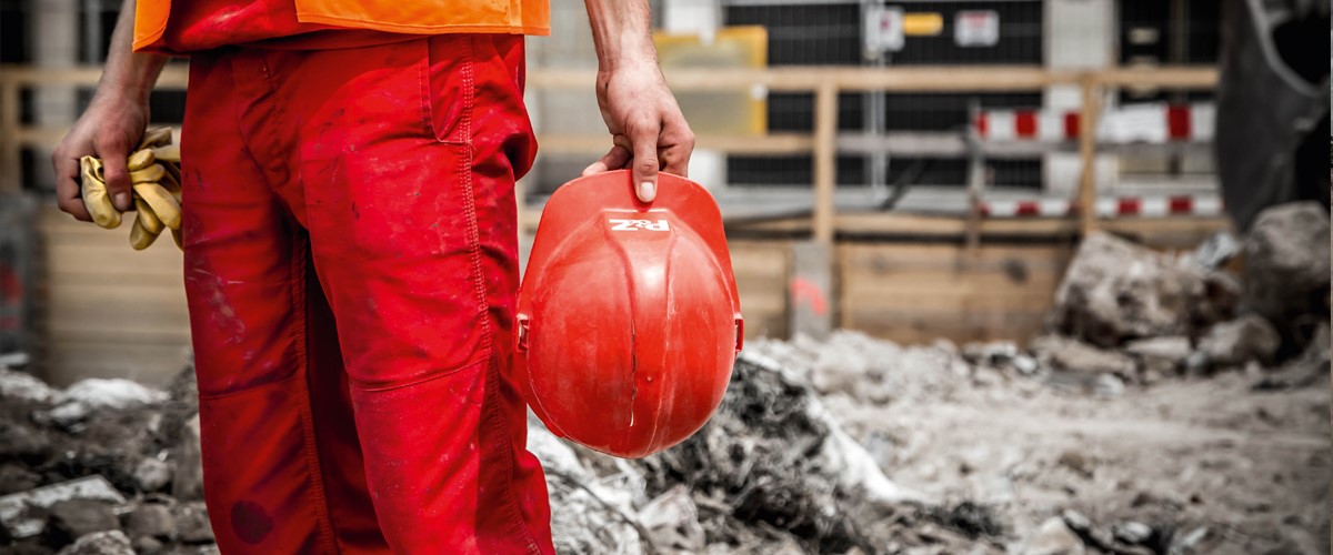 P&Z Mitarbeiter hält eine Helm in der Hand